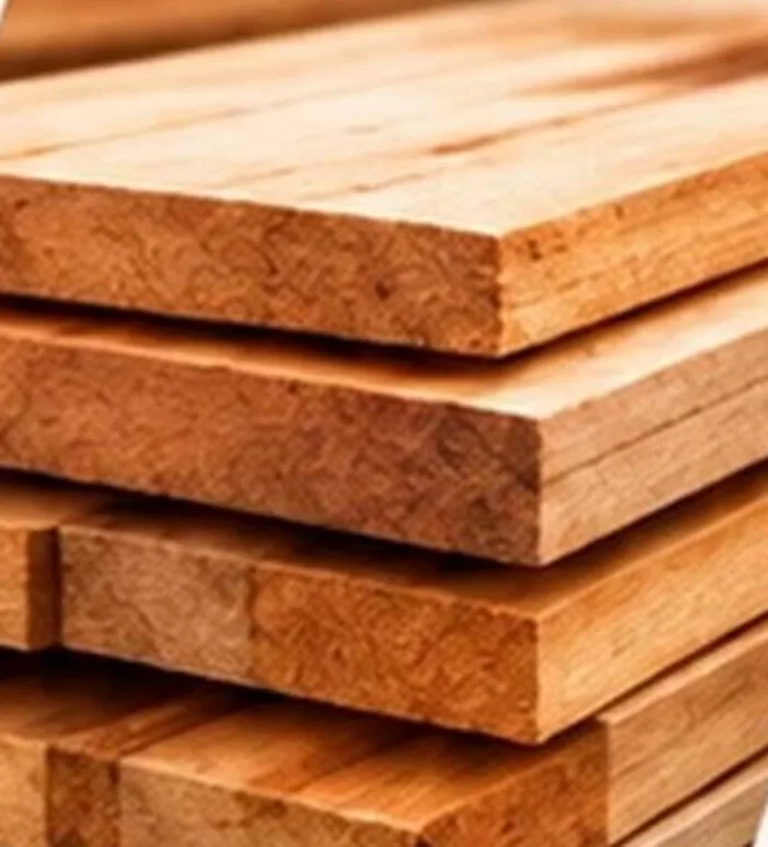 Tablas de madera para construcción apiladas